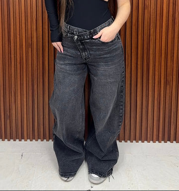 Jeans Wide Taglio Asimmetrico