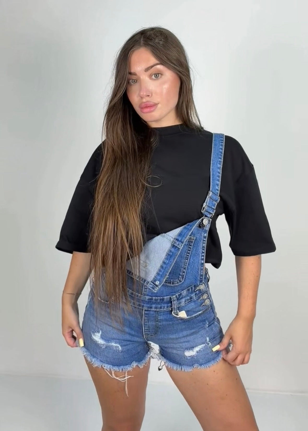 Salopette jeans sfrangiata