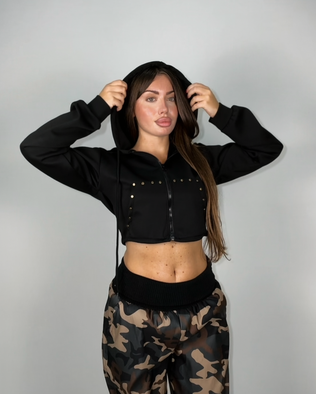 Felpa crop borchie con cappuccio donna